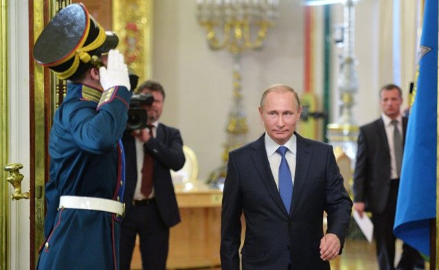 حاكم جزيرة القرم يدعو لبقاء بوتين رئيسا مدى الحياة