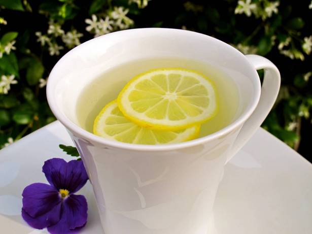 8 فوائد صحية مذهلة لمشروب الليمون الدافئ