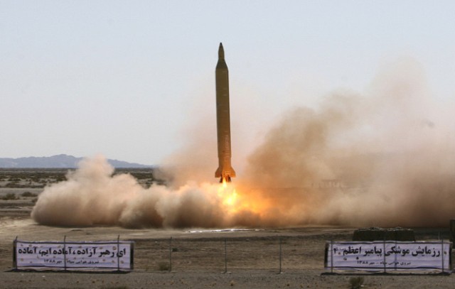 إيران تتحدى ترامب وتطلق مناورات صاروخية "دفاعا عن سماء الولاية"