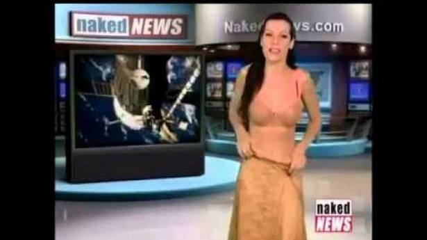 بالفيديو: مذيعه تخلع ملابسها في بث حي ومباشر
