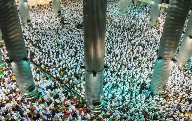 100 ألف إندونيسي يقيمون صلاة جماعية للدعوة إلى انتخاب مسلم حاكما لجاكرتا