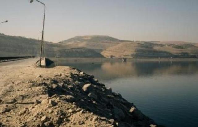 أنباء عن بدء فيضان سد الفرات وغرق أراضٍ ومنازل للمدنيين غرب الرقة