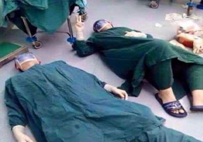 طبيبان يستلقيان على الأرض بعد إجرائهما عملية دامت 32 ساعة