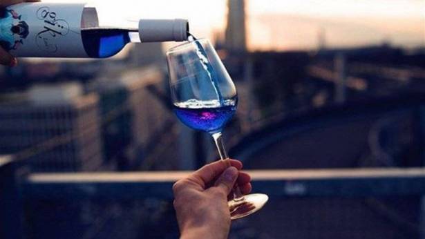 النبيذ الأزرق للمرّة الأولى في العالم!