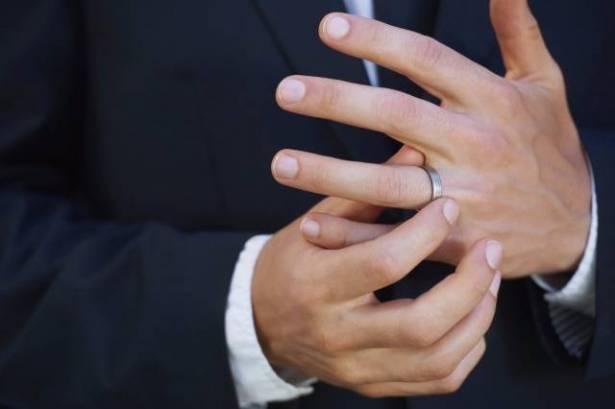ماذا يعني أن زوجك لا يضع خاتم الزواج في إصبعه؟!