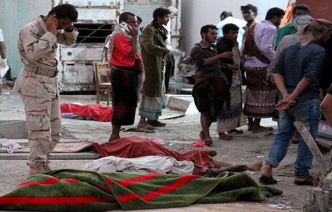 30 قتيلا وعشرات الجرحى جراء هجوم انتحاري على معسكر في عدن