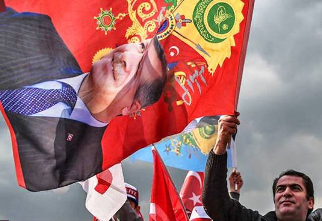 المعارضون والمؤيدون لأردوغان في الاستفتاء التركي؟