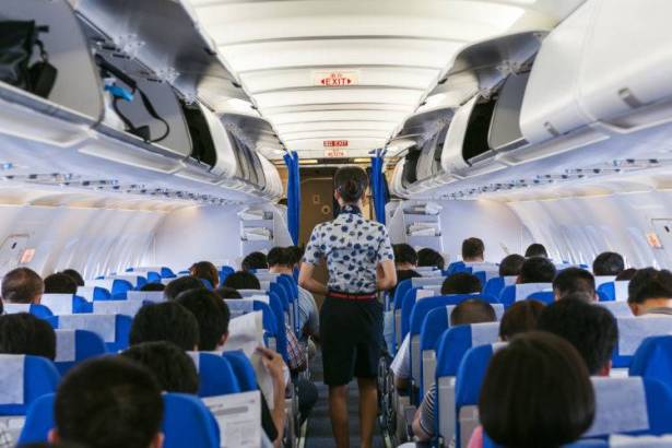 6 عادات سيئة يجب تجنبها أثناء السفر بالطائرة