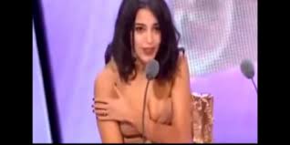 بالفيديو: سقوط ملابس الممثلة ليلى بطيش اثناء استلامها جائزة!!