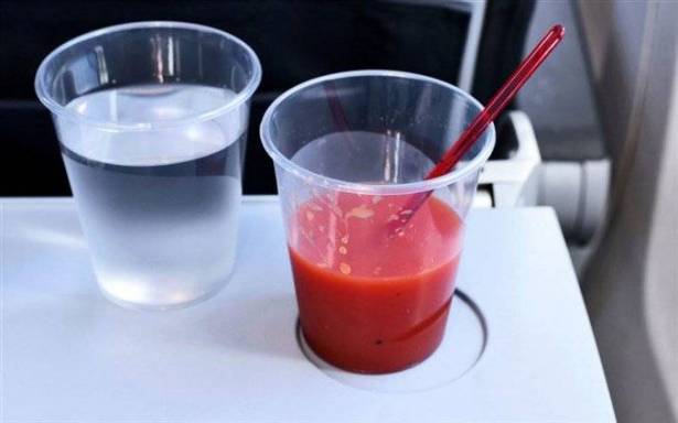 لماذا يشرب المسافرون عصير الطماطم على متن الطائرات؟