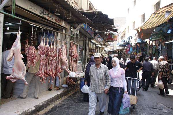 موائد السوريين بــلا لحوم … وباتت للأغنياء فقط ..توقعات باستمرار ارتفاع اسعار اللحوم .... والحكومة باشرت بضخ تدفقات نقدية لإنقاذ الواقع