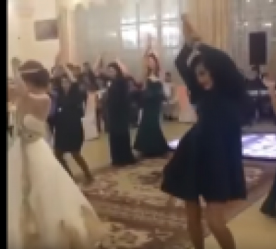 بالفيديو: صاحبة التنورة القصيرة تشعل الزفاف برقصها وتحديها العروس وصديقاتها!