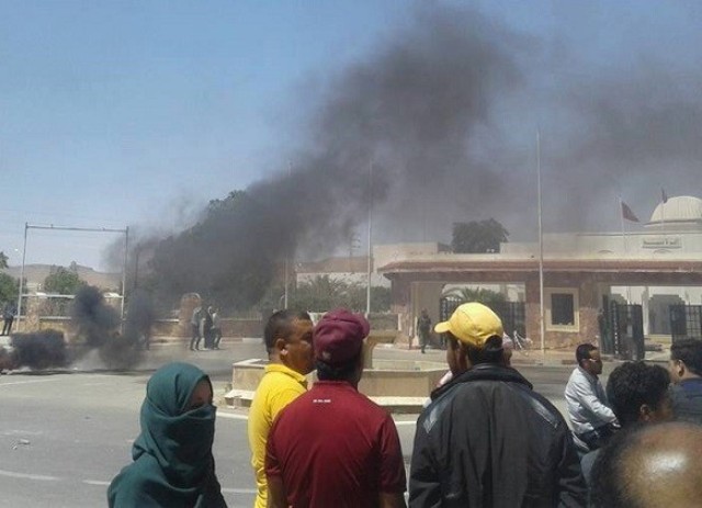 تونس.. وفاة أحد معتصمي "الكامور" والمحتجون يضرمون النار في المقرات الأمنية