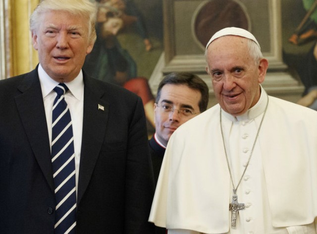 ترامب يغرد منتشيا بشأن لقائه مع البابا