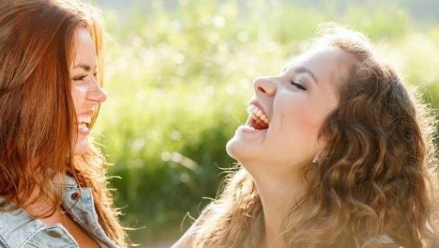 العلماء يكتشفون سبب كثرة الضحك والإبتسامات