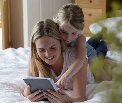 انشغال الأبوين بوسائل التواصل الاجتماعي خطر على سلوكيات أطفالهما