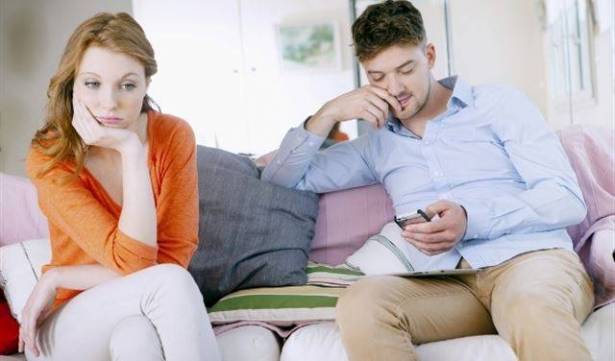 4 تأثرات سلبية لـ "فيس بوك" على العلاقة الزوجية