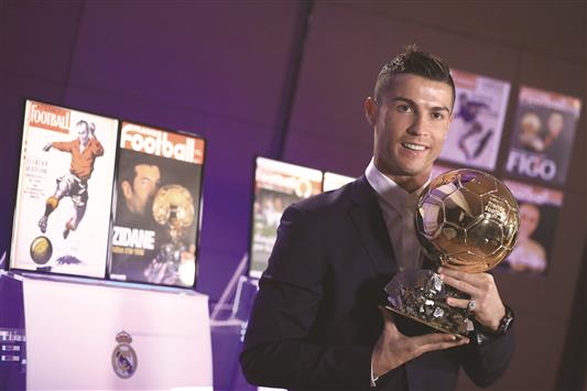 رونالدو يُتوّج بجائزة الكرة الذهبية
