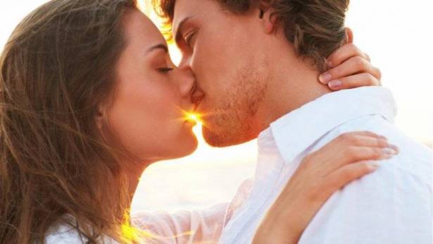 4 نصائح على المرأة اتباعها لتقبيل حبيبها!
